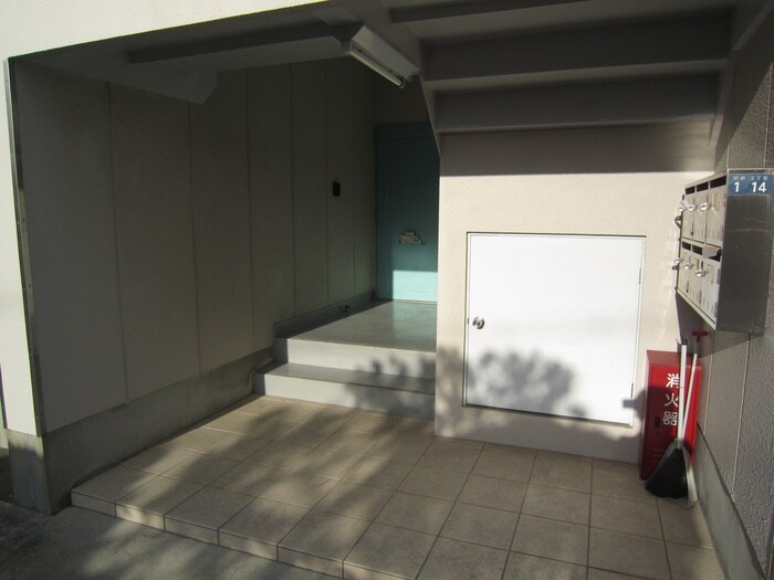 物件外観写真3　(エントランス部分)