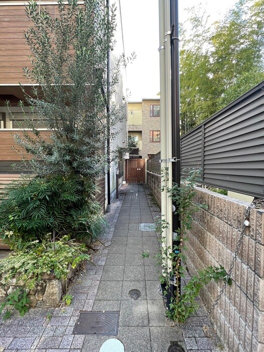 物件外観写真3　(エントランス部分)