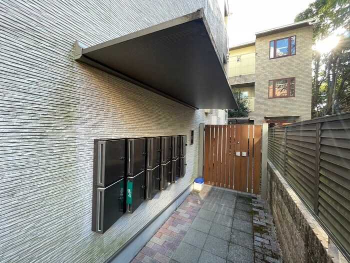 物件外観写真4　(エントランス部分)