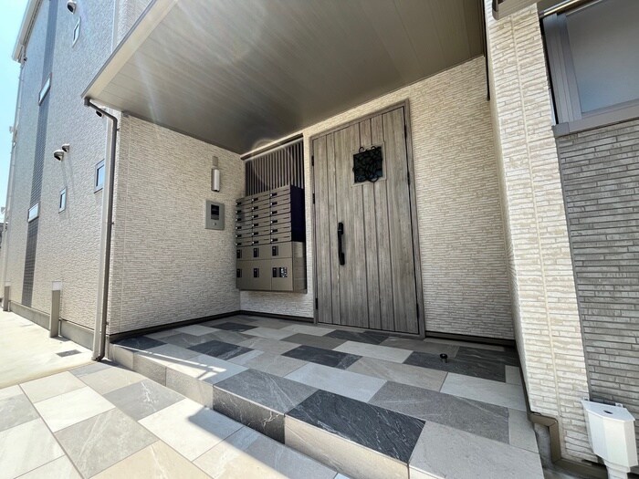 物件外観写真4　(エントランス部分)