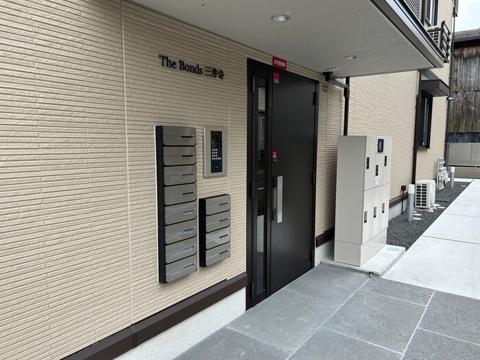 物件外観写真6　(エントランス部分)