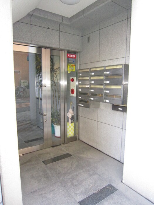 物件外観写真3　(エントランス部分)