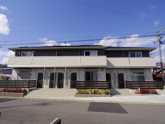 物件外観写真2　(エントランス部分)