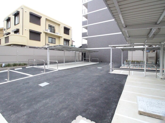 物件外観写真6　(バイク置き場)