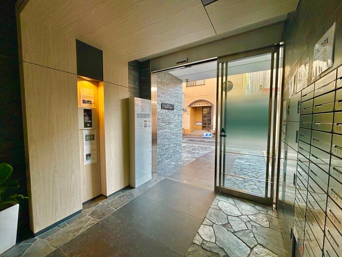 物件外観写真2　(エントランス部分)