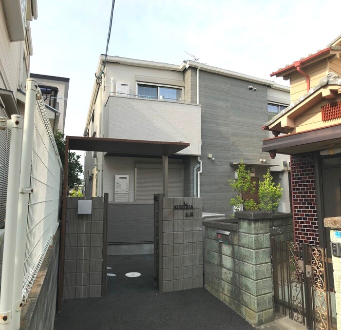 物件外観写真2　(エントランス部分)