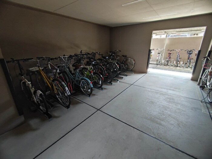 物件外観写真4　(駐輪場)