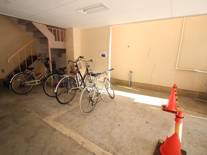 物件外観写真4　(駐輪場)