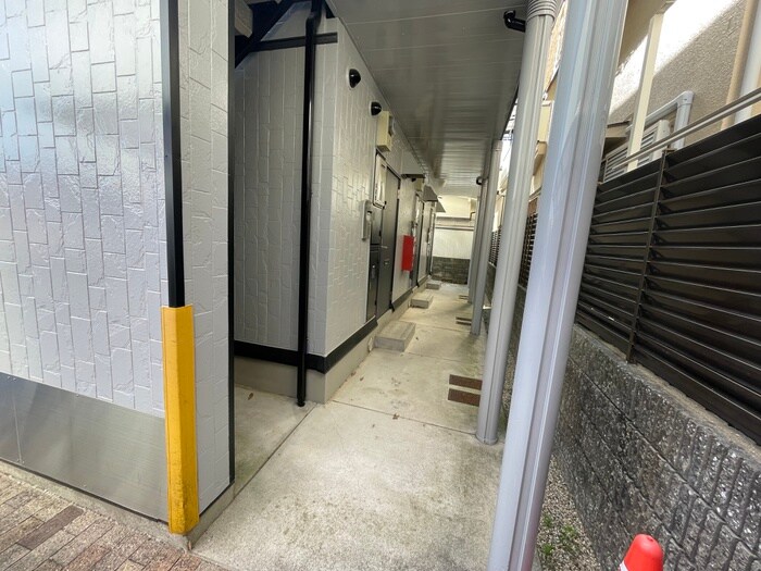 物件外観写真6　(エントランス部分)