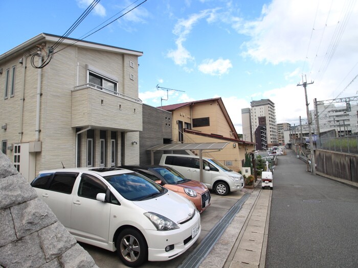 物件外観写真2　(駐車場)