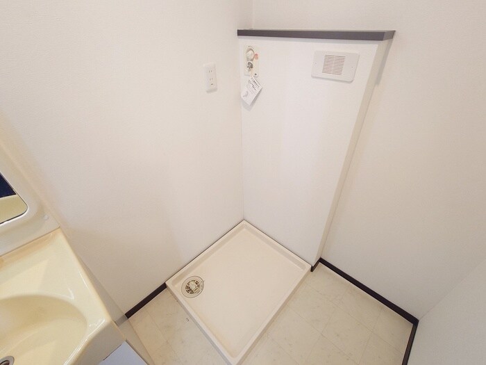 物件内観写真12　(洗濯機置場)