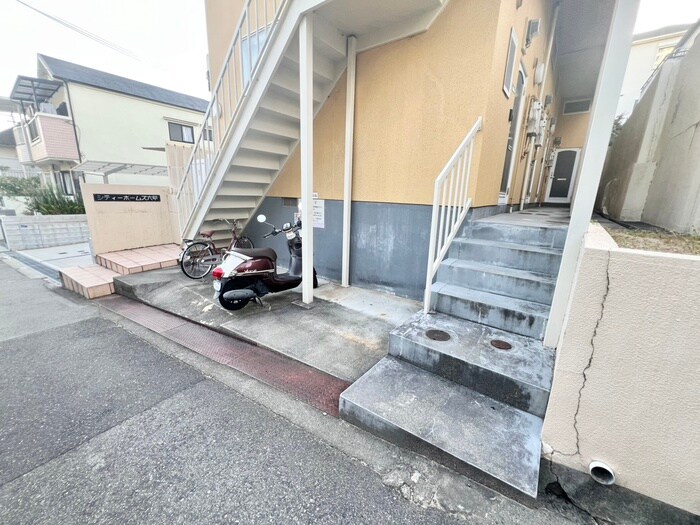 物件外観写真3　(駐輪場)