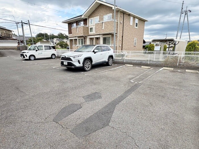 物件外観写真2　(駐車場)