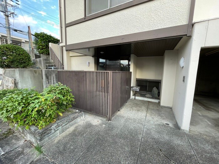 物件外観写真3　(エントランス部分)