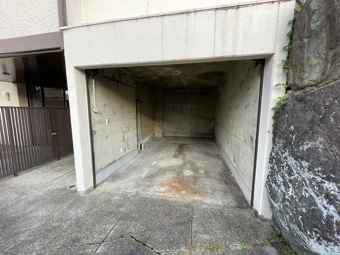 物件外観写真5　(駐車場)