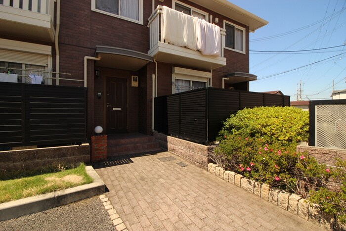 物件外観写真2　(エントランス部分)