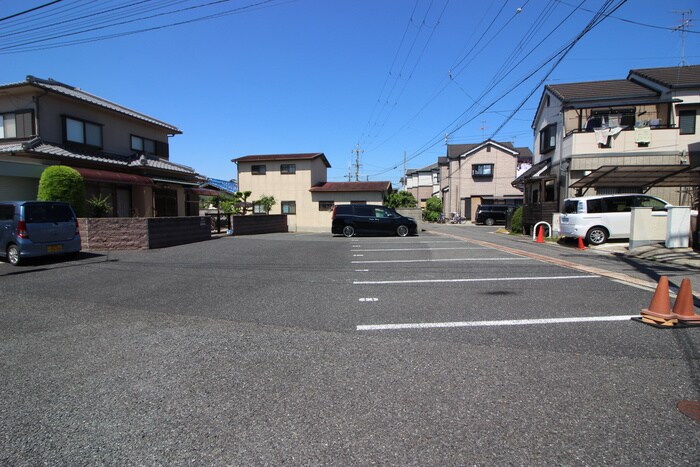 物件外観写真3　(駐車場)