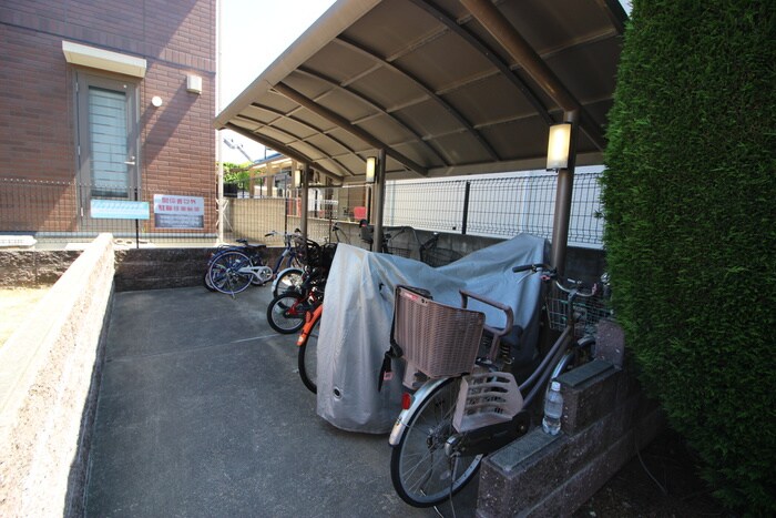 物件外観写真4　(駐輪場)