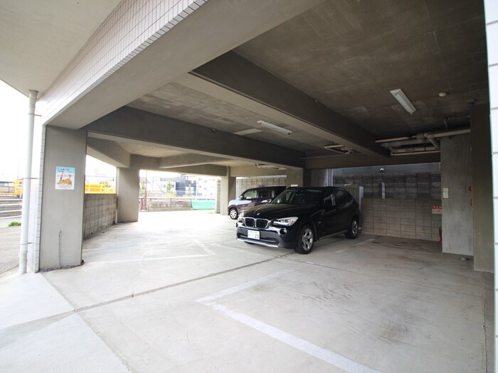 物件外観写真3　(駐車場)