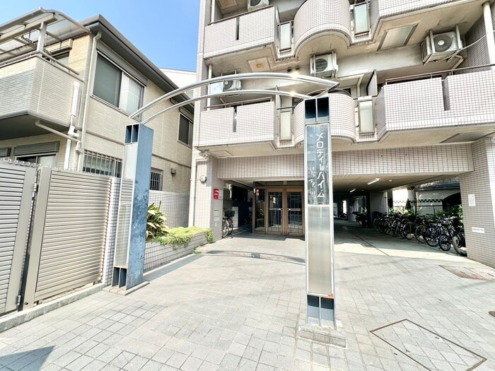 物件外観写真2　(エントランス部分)