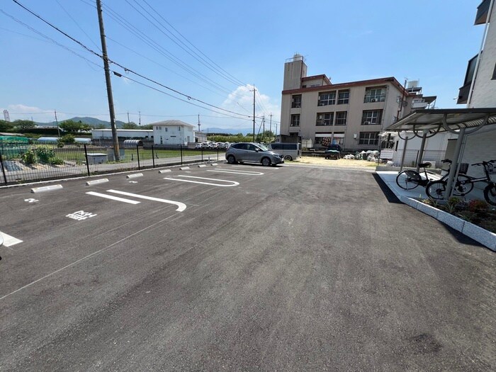 物件外観写真2　(駐車場)