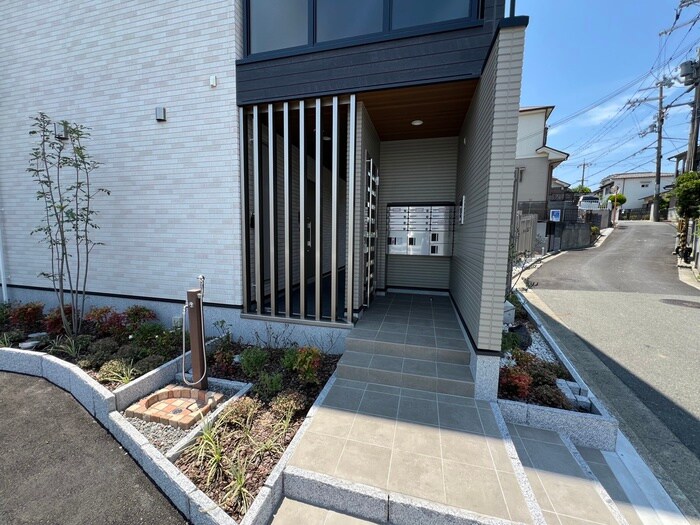 物件外観写真5　(エントランス部分)