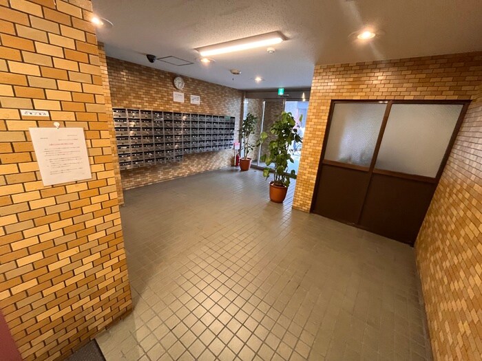 物件外観写真4　(エントランス部分)