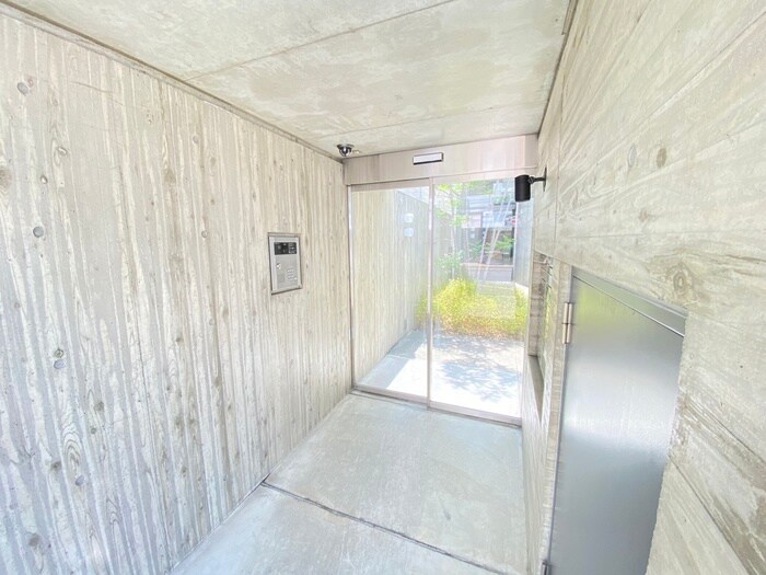 物件外観写真2　(エントランス部分)