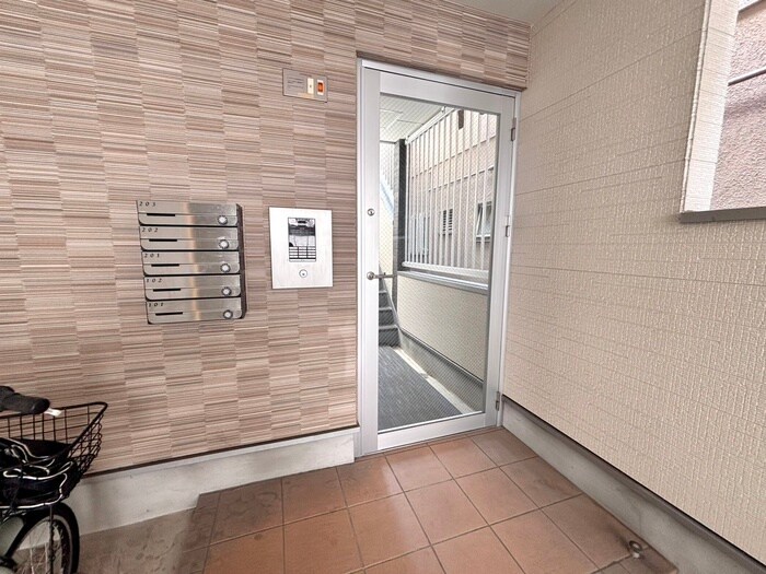 物件外観写真3　(エントランス部分)