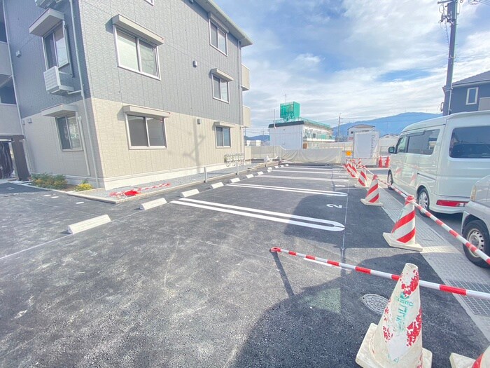 物件外観写真3　(駐車場)