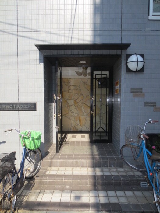 物件外観写真2　(エントランス部分)