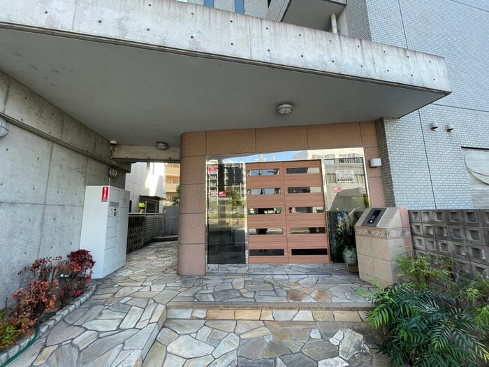物件外観写真3　(エントランス部分)