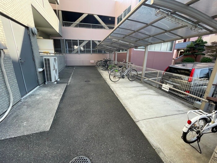 物件外観写真4　(駐輪場)