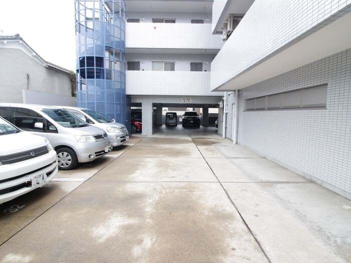 物件外観写真2　(駐車場)