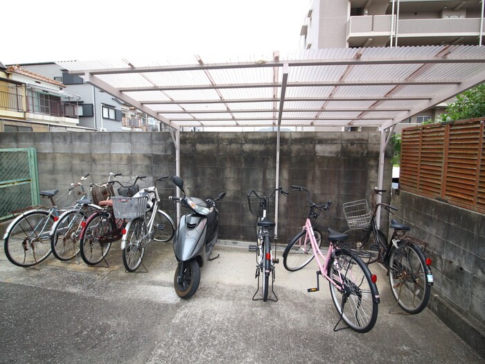 物件外観写真4　(駐輪場)