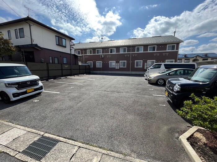 物件外観写真2　(駐車場)