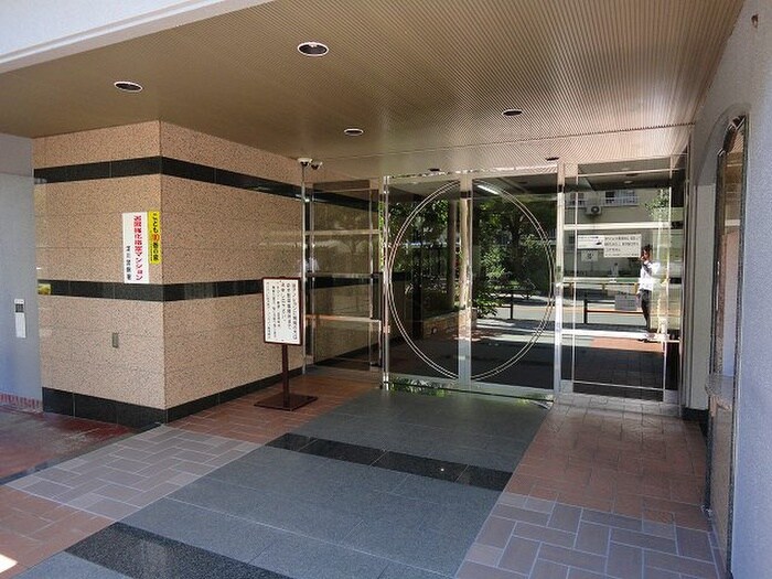 物件外観写真2　(エントランス部分)