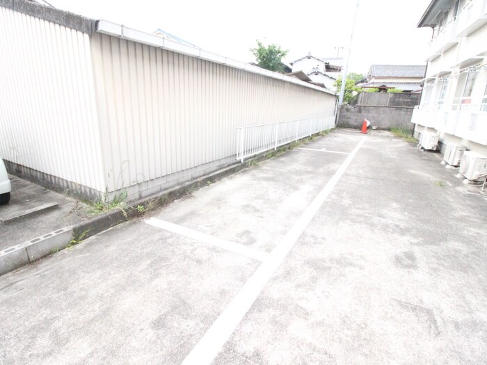 物件外観写真6　(駐車場)