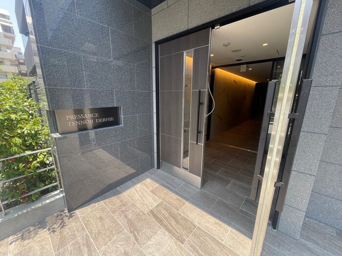 物件外観写真2　(エントランス部分)