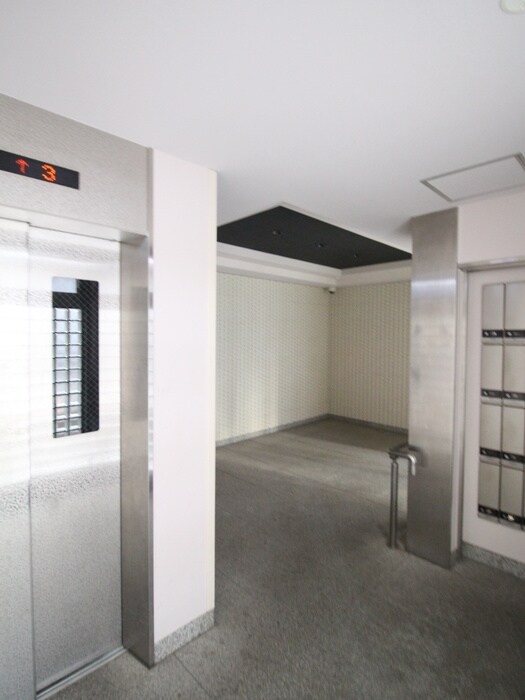 物件外観写真5　(エントランス部分)