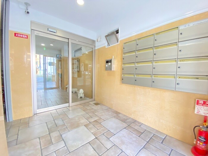 物件外観写真3　(エントランス部分)