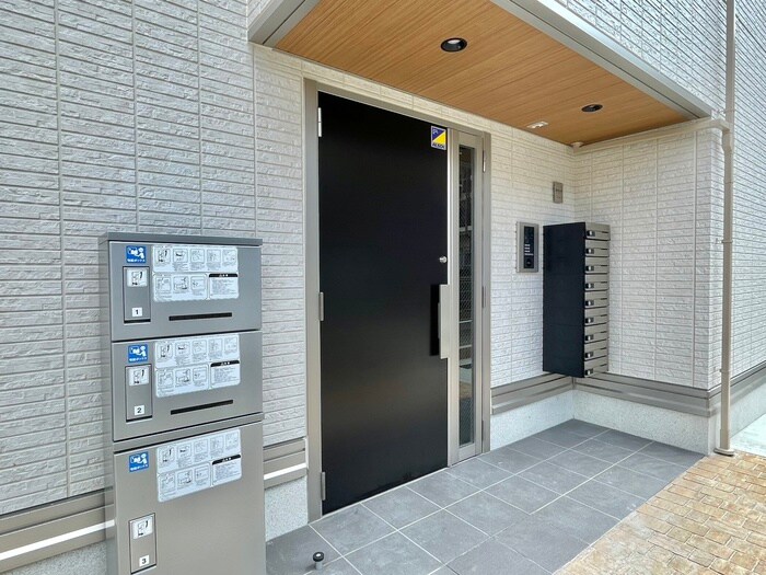 物件外観写真3　(エントランス部分)