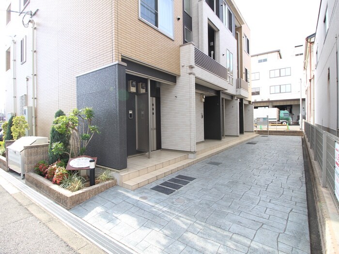 物件外観写真2　(エントランス部分)