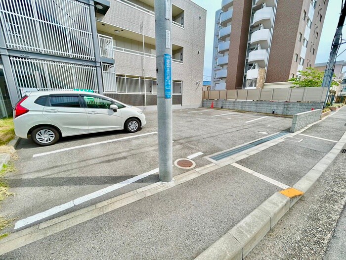 物件外観写真3　(駐車場)