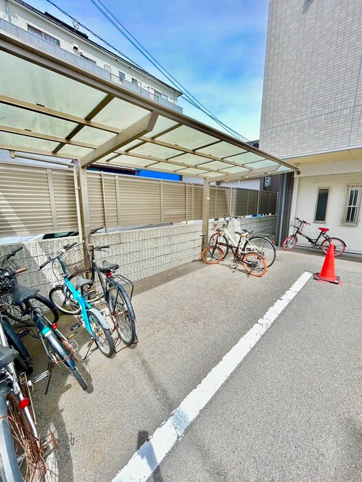 物件外観写真4　(駐輪場)