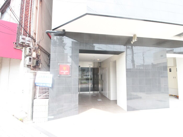 物件外観写真3　(エントランス部分)