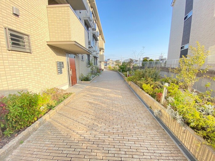 物件外観写真3　(エントランス部分)