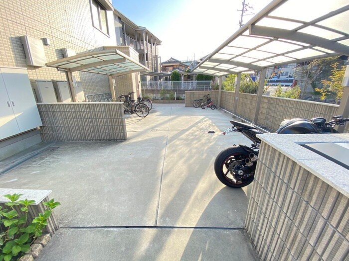 物件外観写真4　(駐輪場)