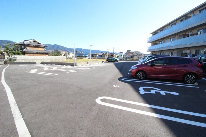 物件外観写真5　(駐車場)