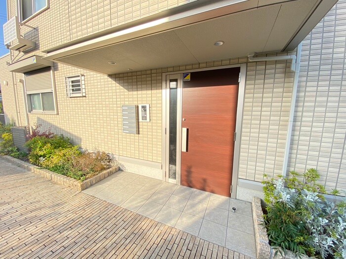 物件外観写真6　(エントランス部分)